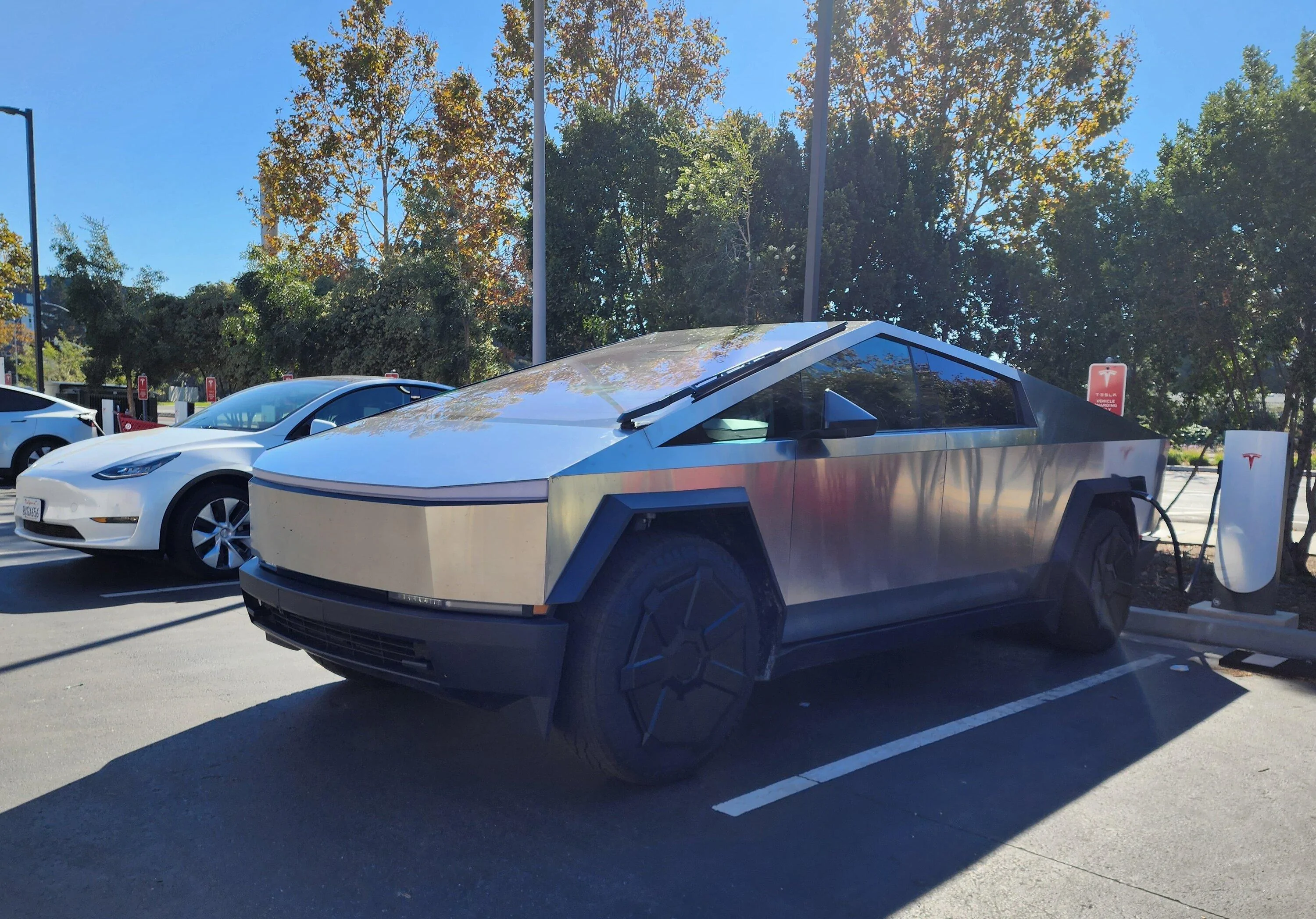 Tesla Cybertruck Cybertruck with bent upper control arm spotted at Target Charging Station 20231112_123053-01
