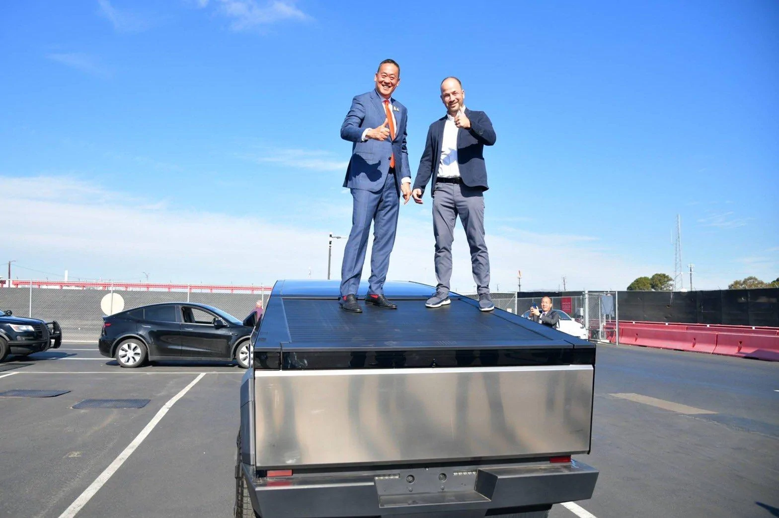 Tesla Cybertruck Thailand Prime Minster visits Fremont factory and stands on Cybertruck bed cover [video added] F-2iegUaQAALP5i