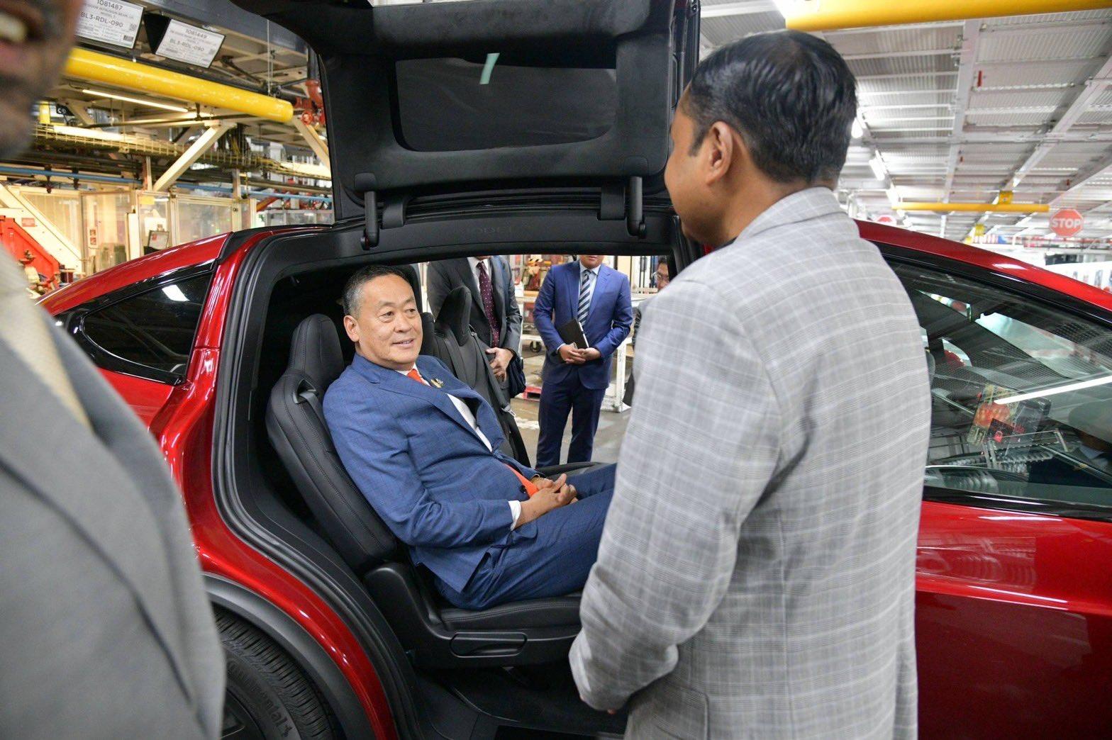 Tesla Cybertruck Thailand Prime Minster visits Fremont factory and stands on Cybertruck bed cover [video added] F-2iegTa4AAu_xu