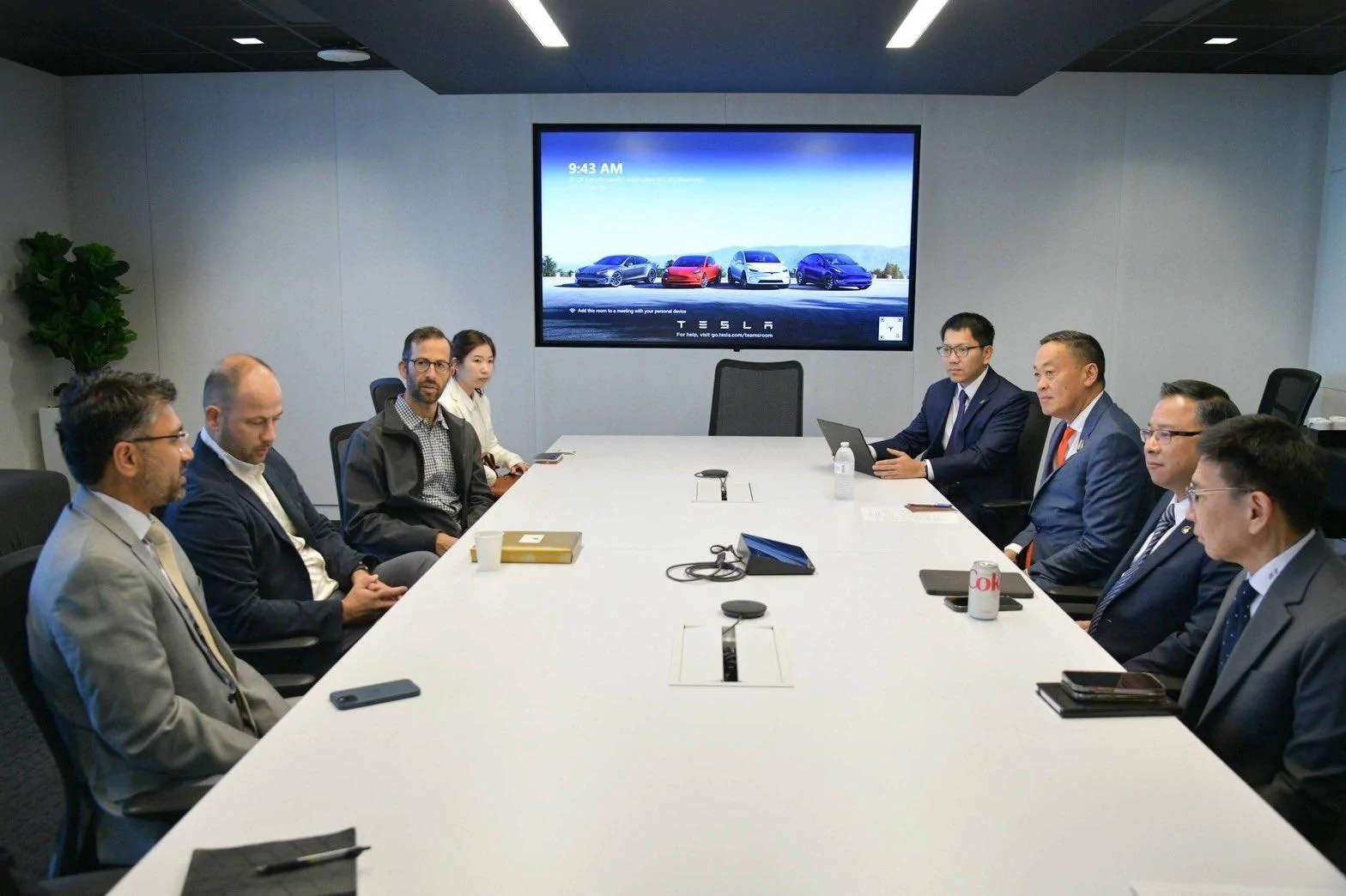 Tesla Cybertruck Thailand Prime Minster visits Fremont factory and stands on Cybertruck bed cover [video added] F-2iegUasAAfxCj