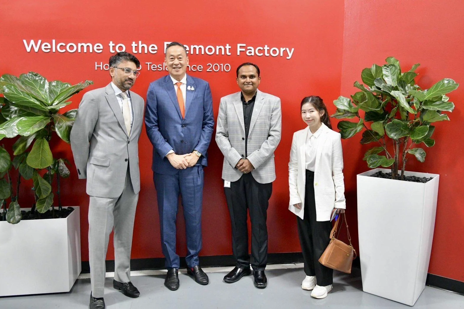 Tesla Cybertruck Thailand Prime Minster visits Fremont factory and stands on Cybertruck bed cover [video added] F-2iegVbIAAsDSV