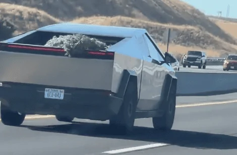 Tesla Cybertruck Video: Cybertruck size compared vs. Model X (while hauling Christmas tree 🎄) Screenshot 2023-11-14 at 11.49.20 AM