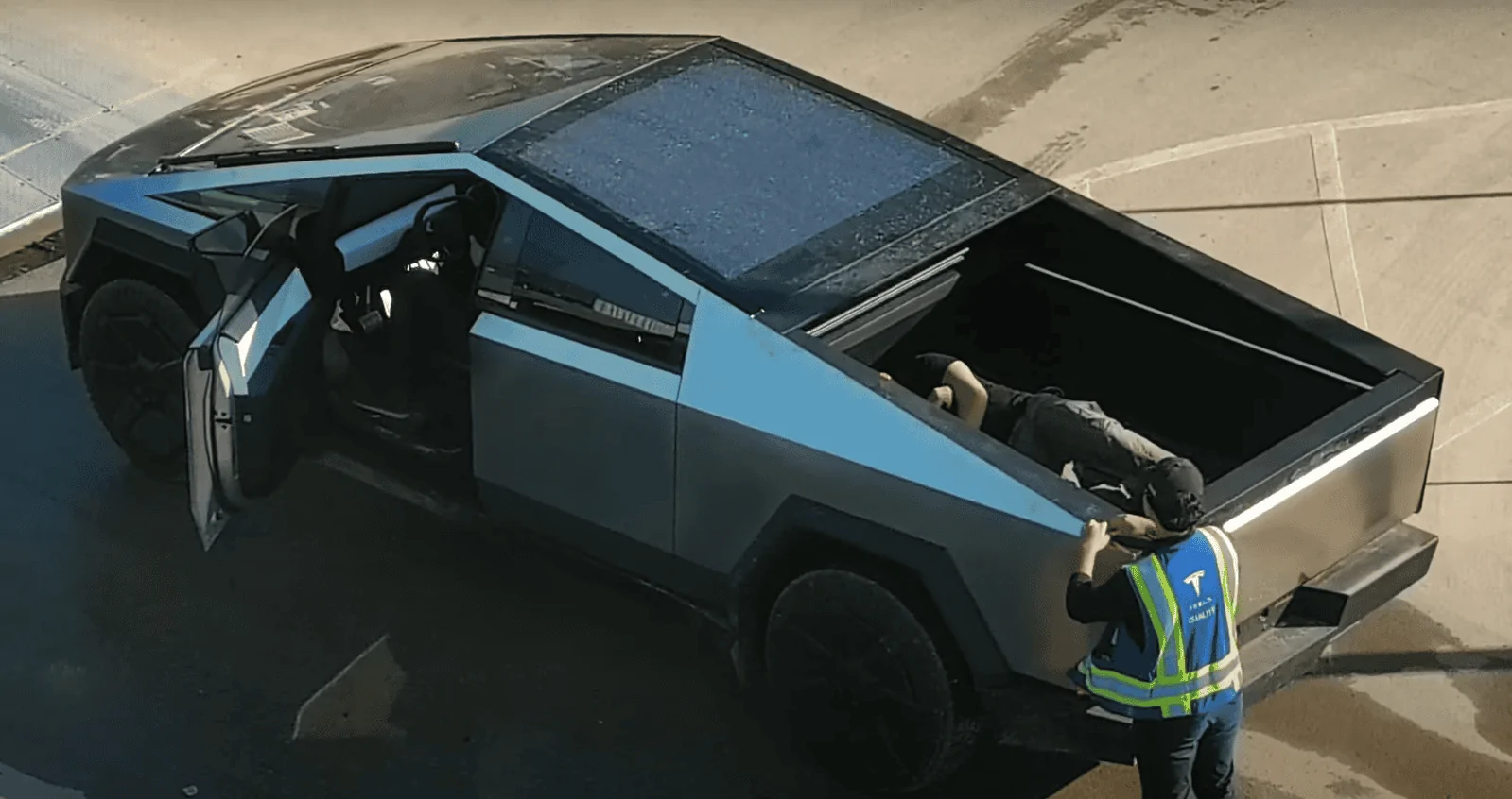 Tesla Cybertruck Cybertruck tonneau bed cover water tight / leak test (w/ employee in closed vault) 💦 1700290713756