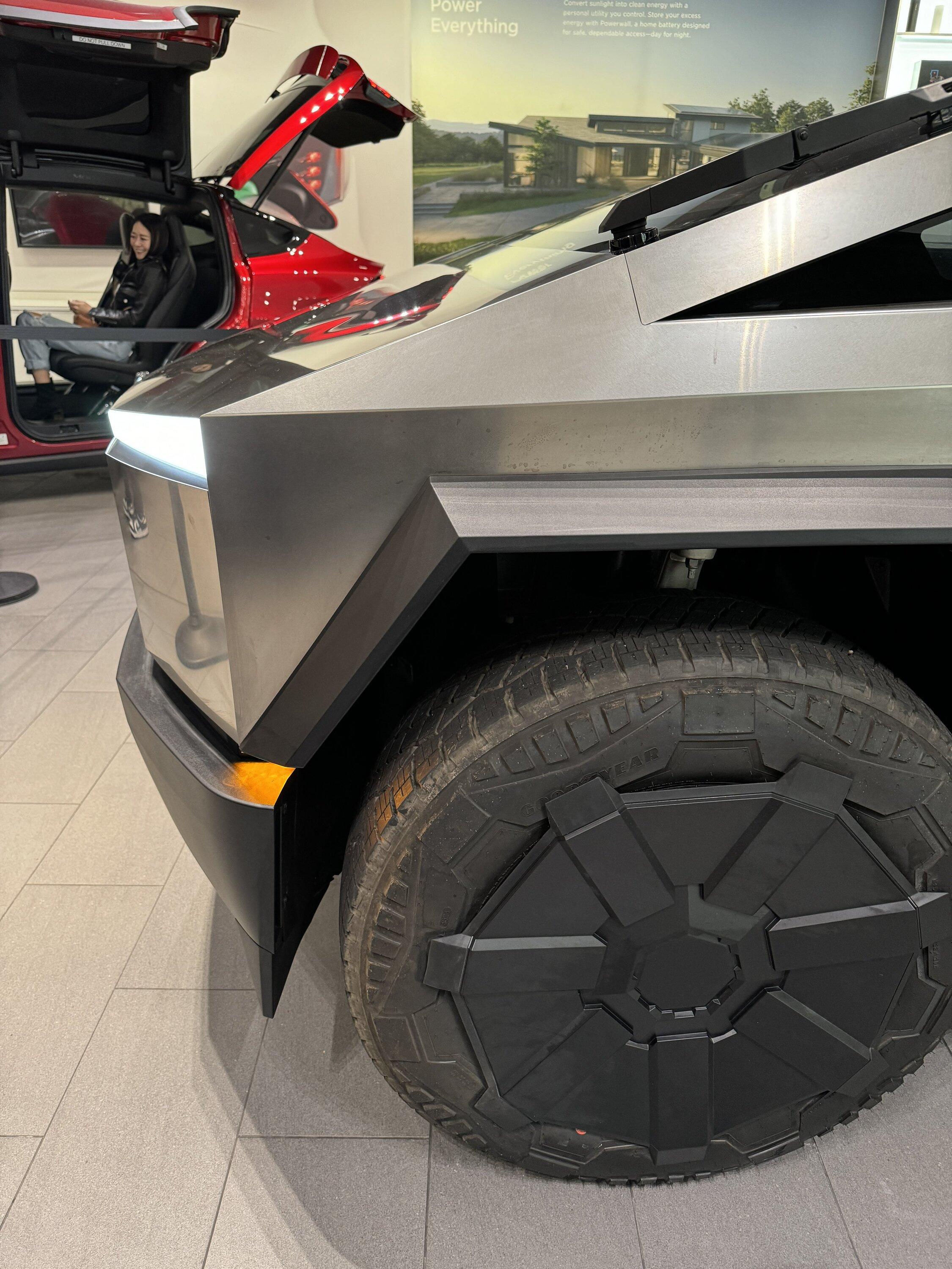 Tesla Cybertruck First Cybertrucks in Tesla stores now! @ San Diego & San Jose first F_WISMhbAAALGzc