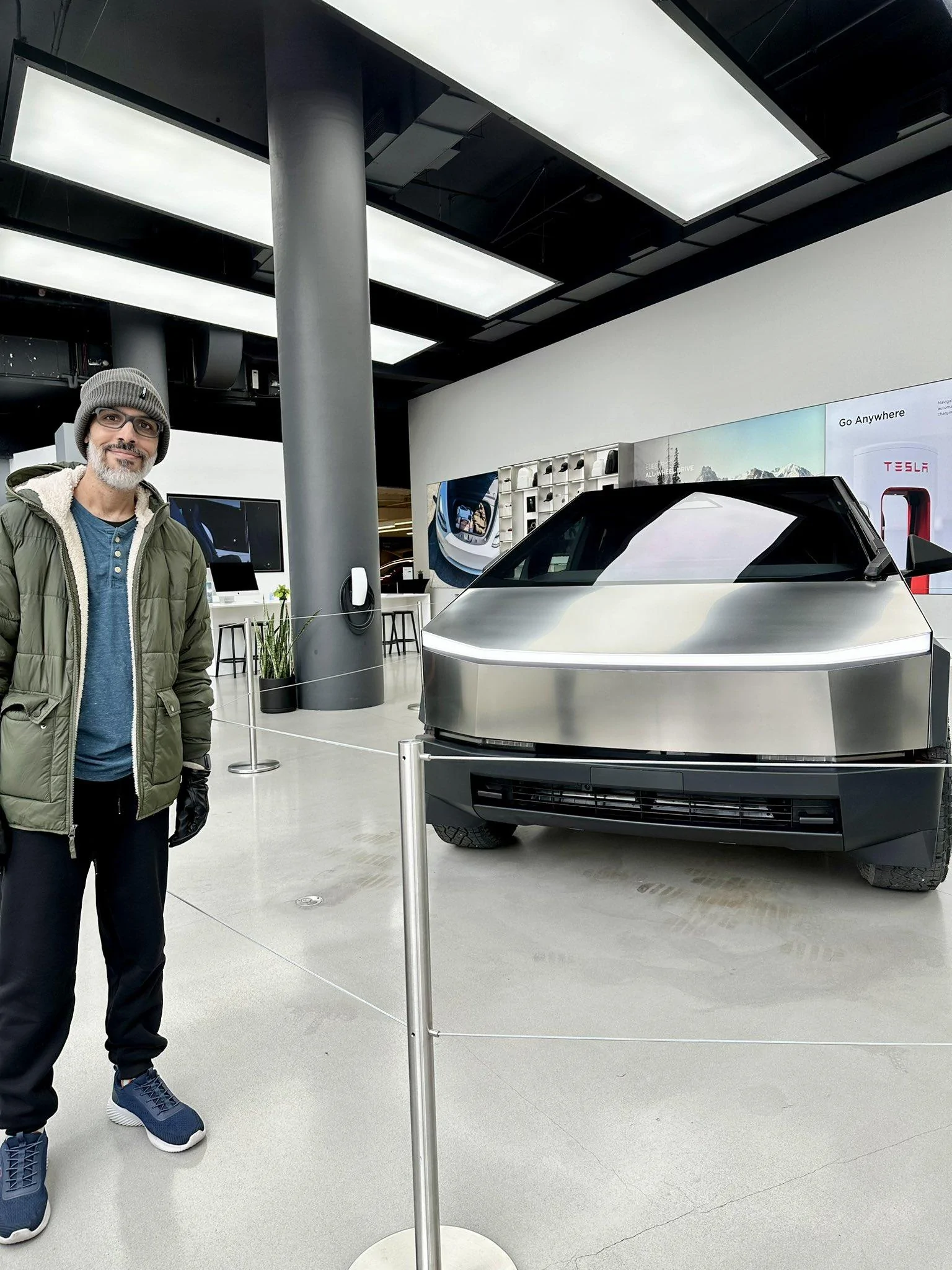 Tesla Cybertruck NYC & Tampa Florida stores have Cybertrucks! F_eG-KAWgAAqg7t