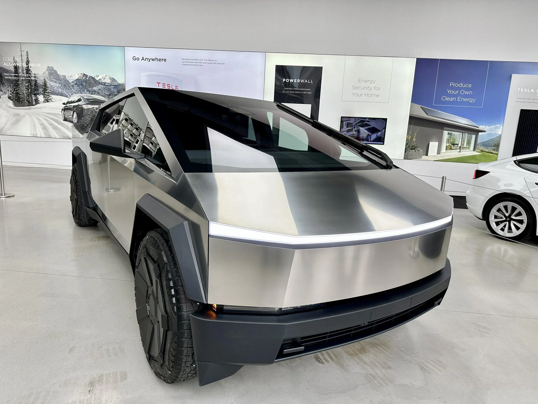 Tesla Cybertruck NYC & Tampa Florida stores have Cybertrucks! F_eG-J9XEAA2PtJ