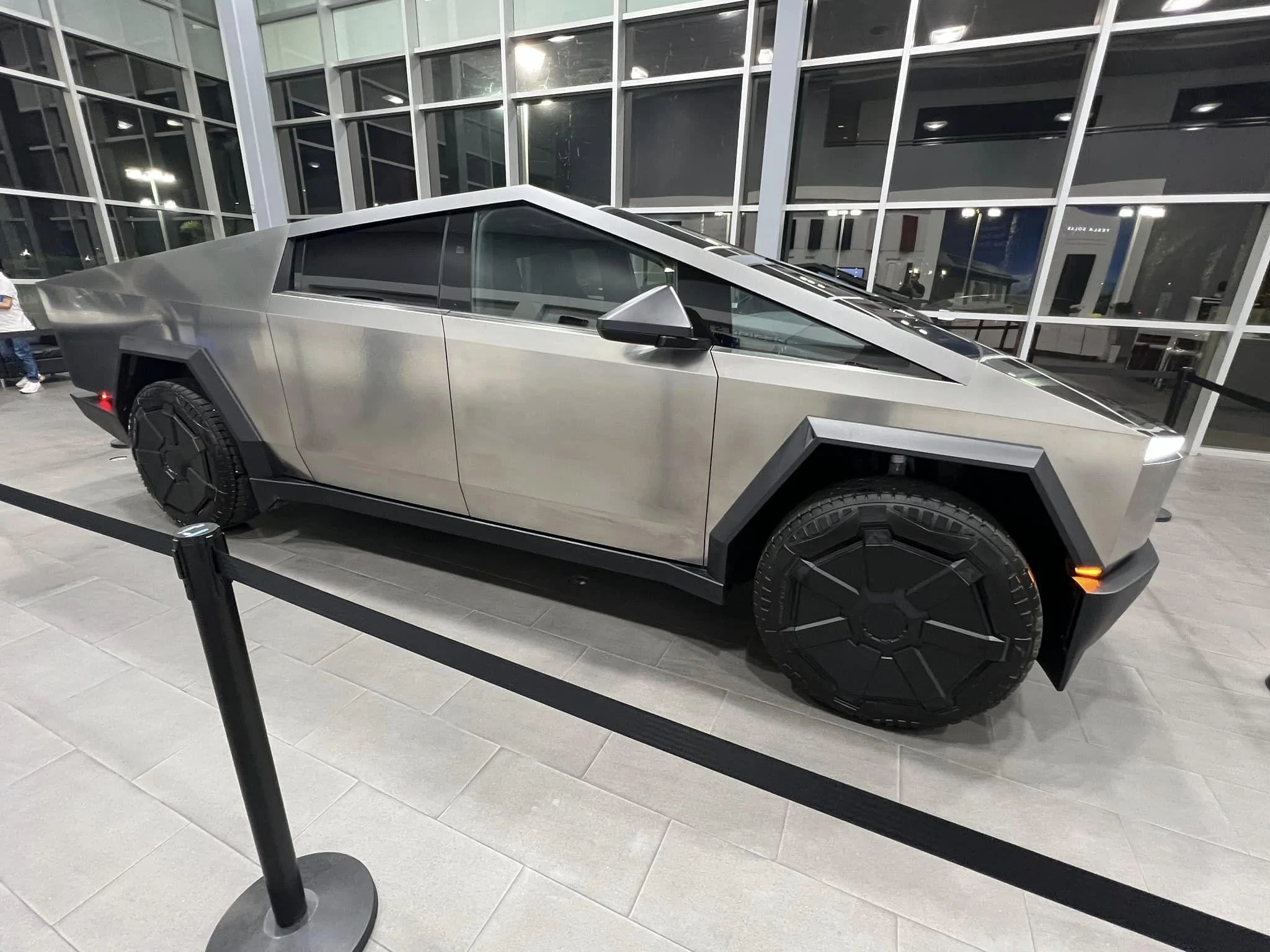 Tesla Cybertruck Buena Park, CA Tesla store has a Cybertruck displayed -- walkaround video with "measurements" 404635046_10163515539179012_1425042887018157318_n