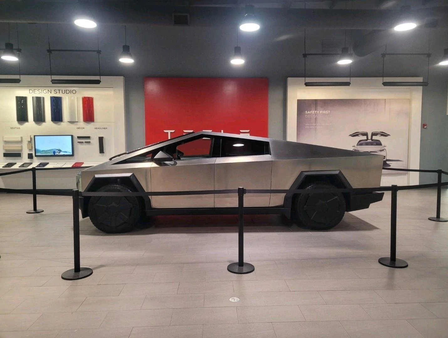 Tesla Cybertruck Matthews, NC (Charlotte area) Tesla store has a Cybertruck now! f_jjsldbeaeuiql-jpeg