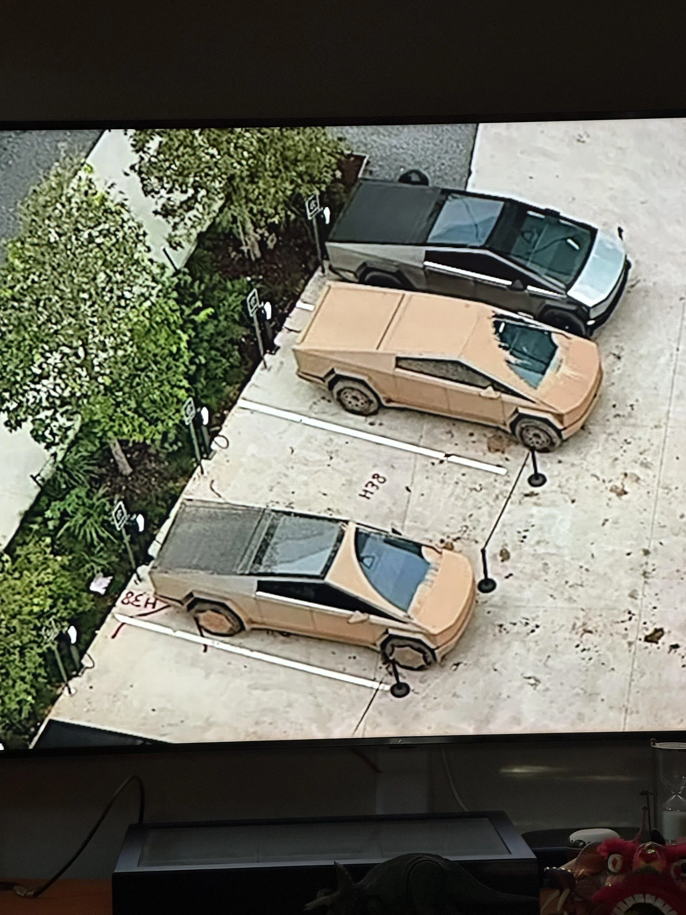 Tesla Cybertruck Photos: Windows rolled down & windshield wiper coverage area IMG_1201