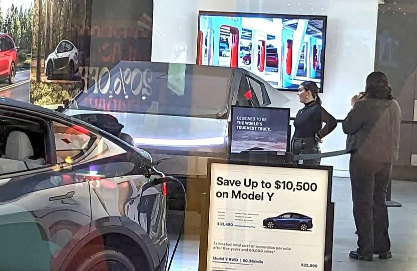 Tesla Cybertruck Baltimore (Owings Mills) Maryland store just got its Cybertruck! F_yTX42XAAAr-5F (1)