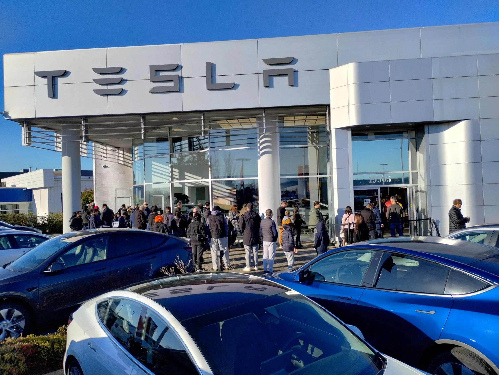 Tesla Cybertruck First Canadian Showroom Cybertruck - Vancouver F_zOvtKbAAAXZDY