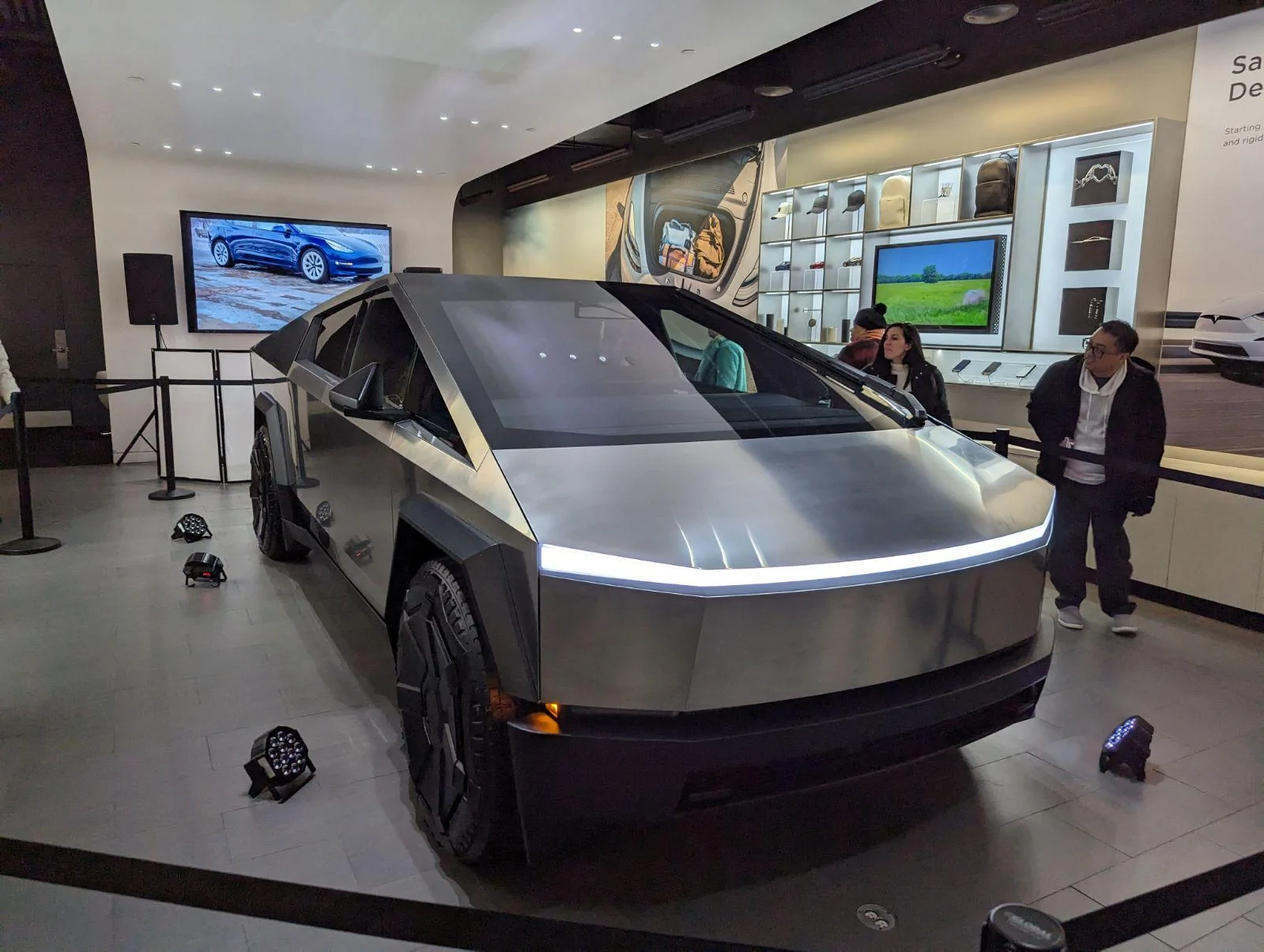 Tesla Cybertruck Confirmed: Cybertruck in Bethesda Maryland starting 11/25 (@ Westfield Montgomery Mall store) 4709fd17-1139-4368-a418-f8295937df30
