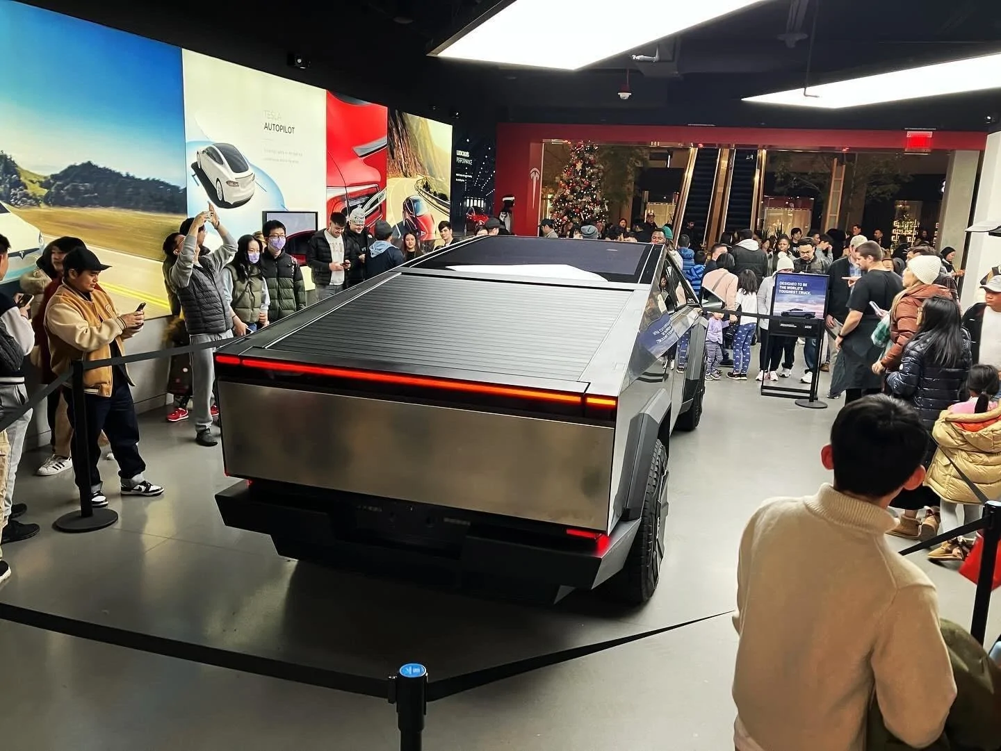 Tesla Cybertruck Cybertruck in Bellevue Washington showroom FINALLY!!! qrvg4k70mf2c1