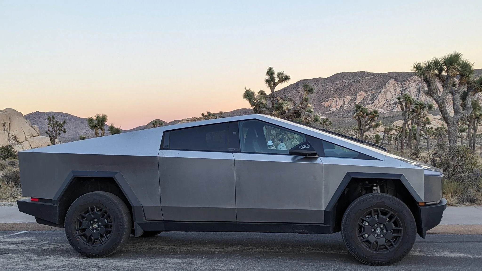 Tesla Cybertruck Cybertruck spotted in Joshua Tree National Park F_19UslaIAAnbAo