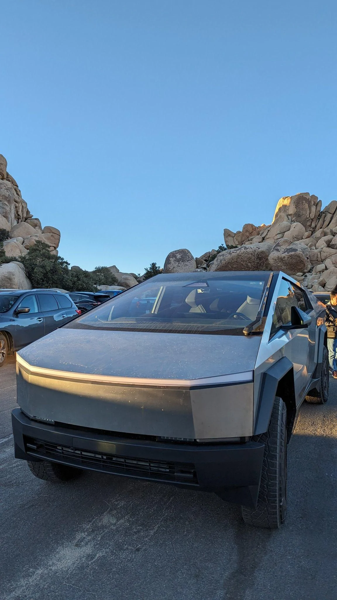 Tesla Cybertruck Cybertruck spotted in Joshua Tree National Park F_19UsgbAAAHH-U