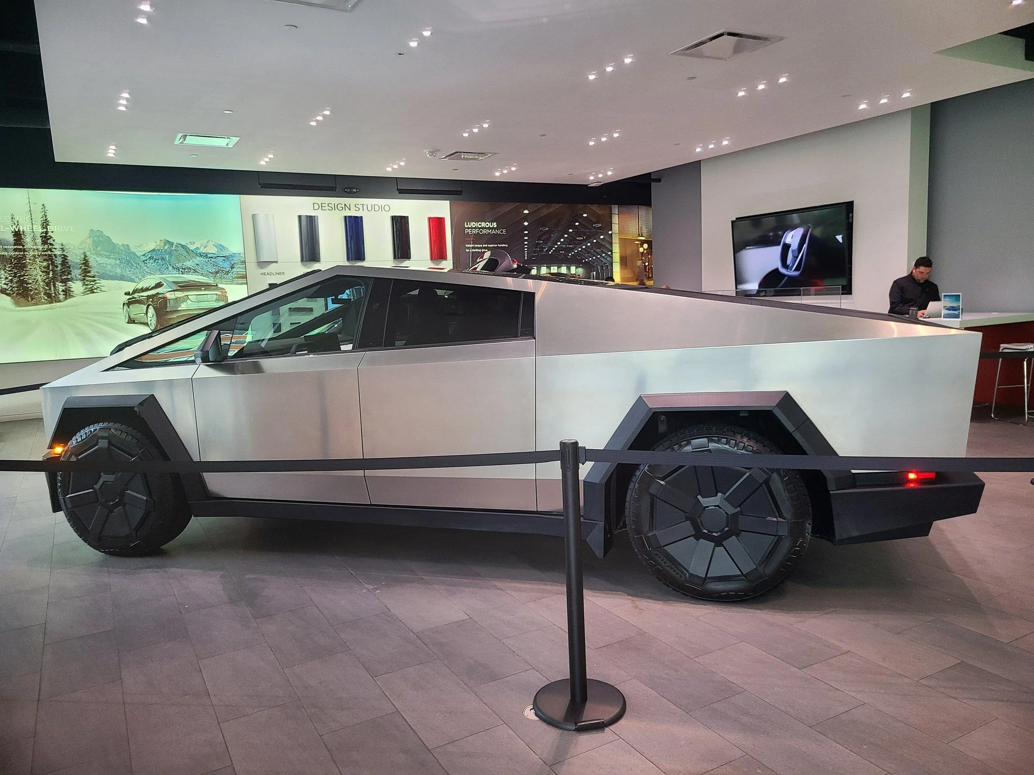 Tesla Cybertruck Boston Tesla showroom now has this Cybertruck F_4KNOHXMAAe01S