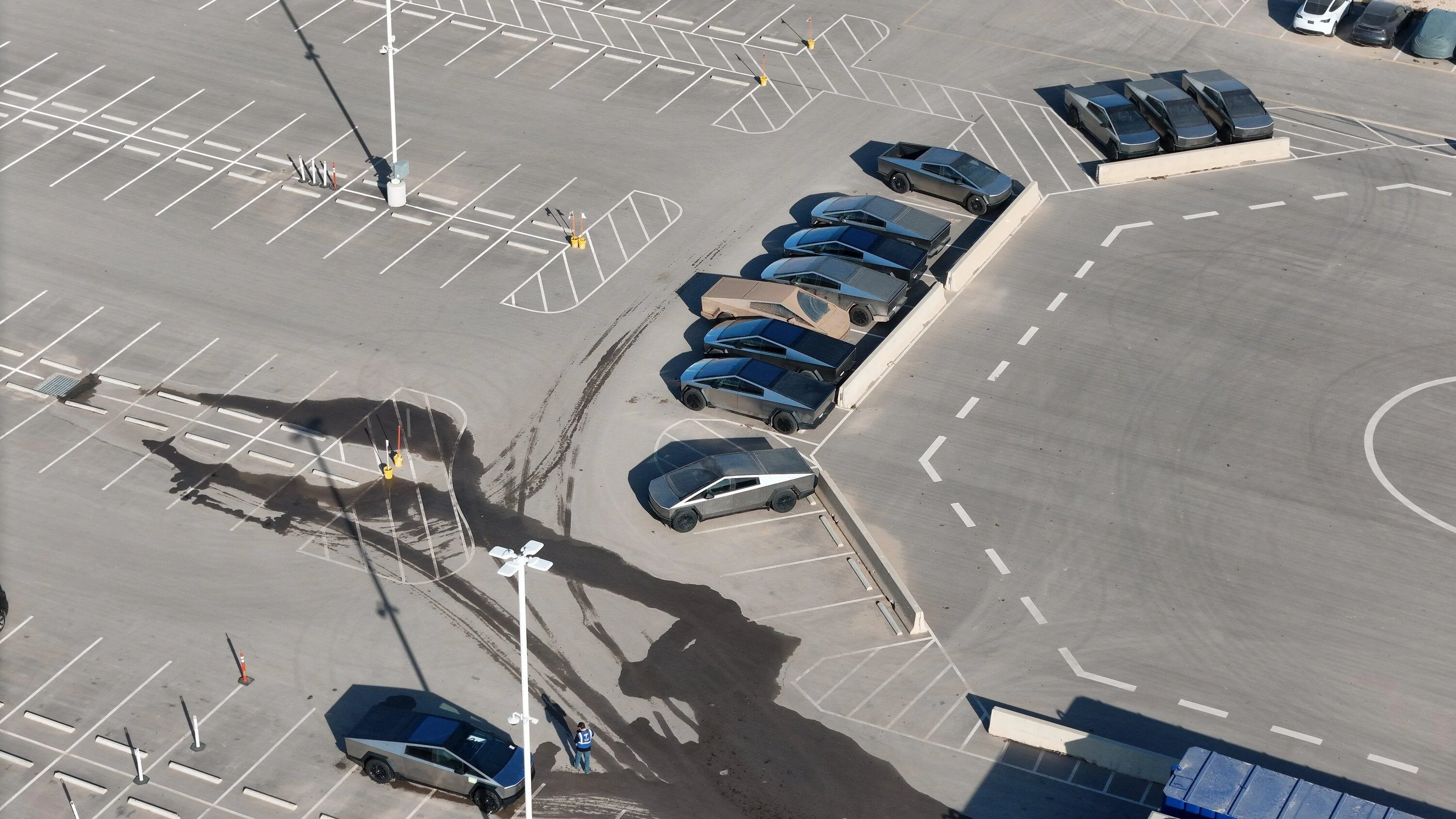 Tesla Cybertruck 📸 Daily photos: Cybertrucks in outbound lot at Giga Texas -- updated 1/8/24 F_9CShGXAAAPqx5