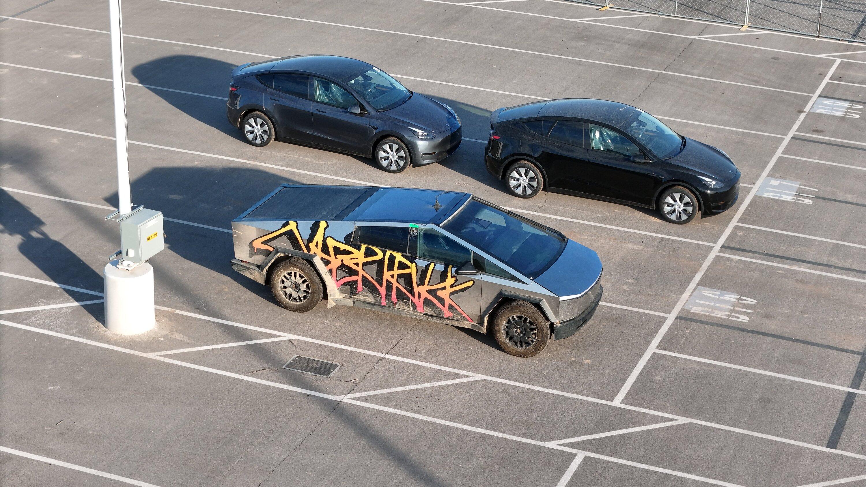Tesla Cybertruck 📸 Daily photos: Cybertrucks in outbound lot at Giga Texas -- updated 1/8/24 F_9CSg1XwBY7Mf4