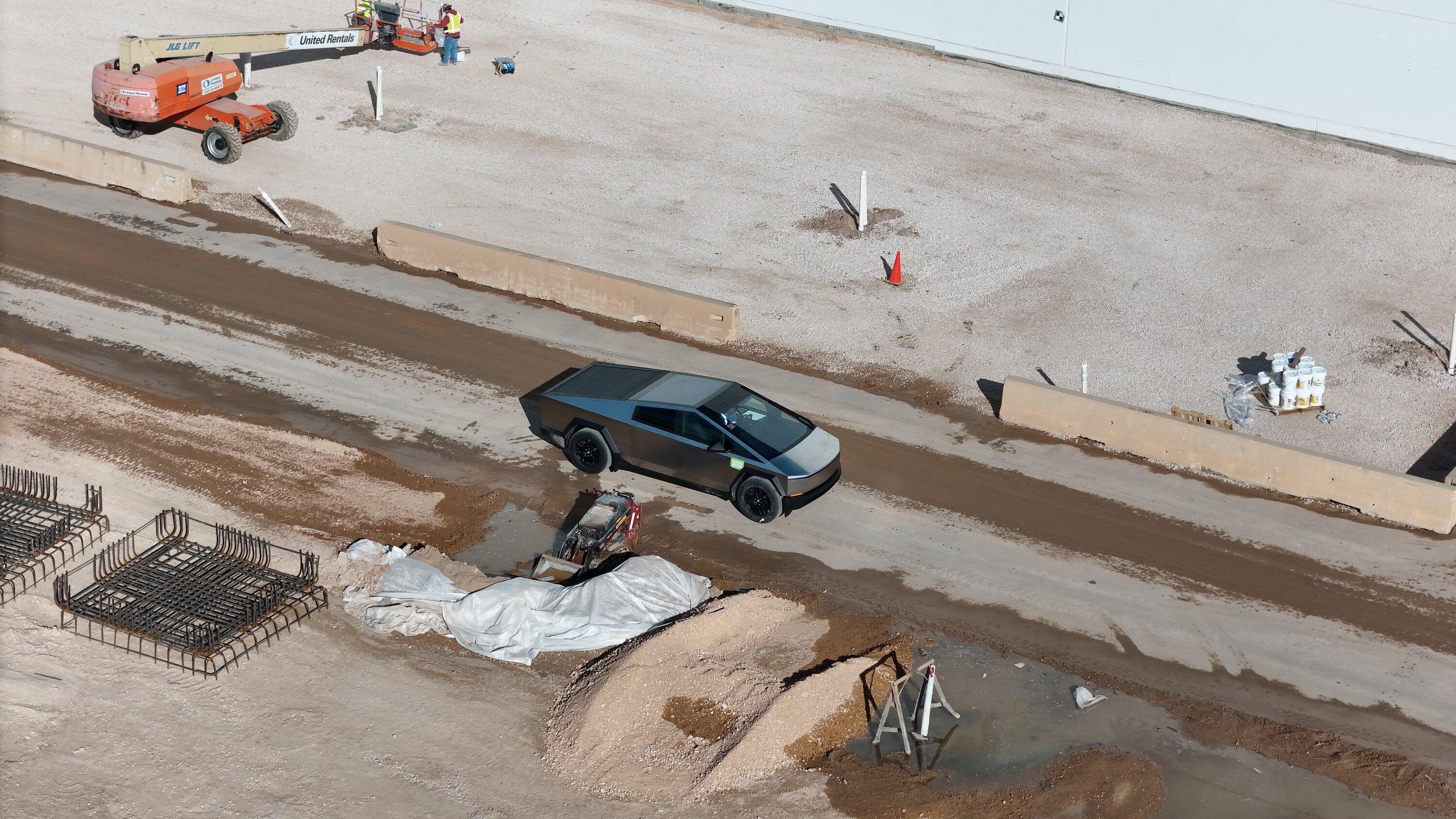 Tesla Cybertruck 📸 Daily photos: Cybertrucks in outbound lot at Giga Texas -- updated 1/8/24 F_9CSh8XwAYWF-U
