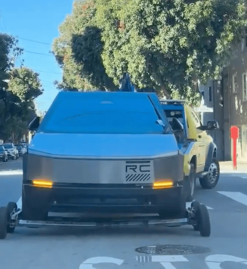Tesla Cybertruck Cybertruck towed! 1701122762946
