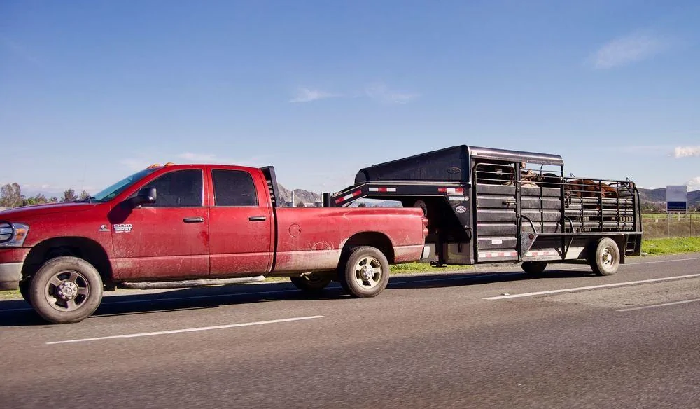 Tesla Cybertruck Confirmed: 11,000 lbs tow rating / 2,500 lbs payload capacity (official specs)! + Shatter-resistant glass truck-towing-gooseneck
