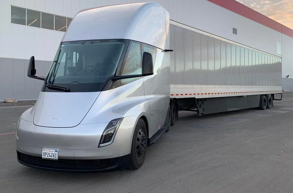 Tesla Cybertruck Windows, Mirrors and Wipers. tesla-semi-1-e1539187374903