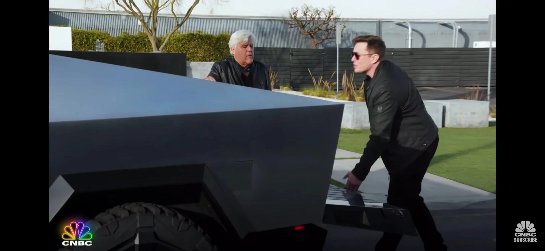 Tesla Cybertruck Tailgate. Screenshot_20201107-220626