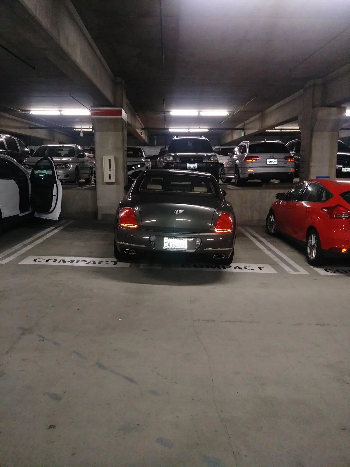 Tesla Cybertruck Cybertruck in parking spots - A measured example 1009191445