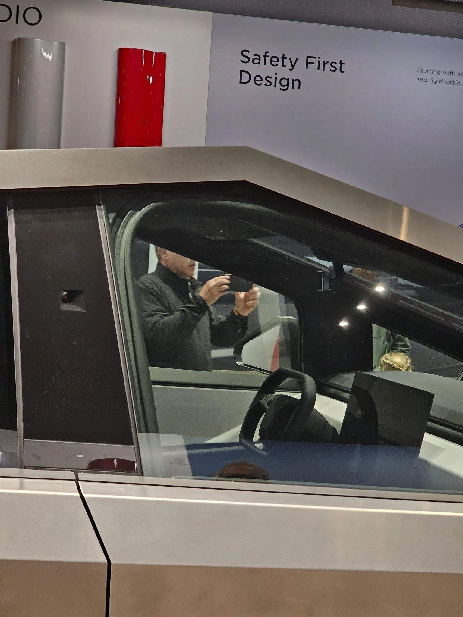 Tesla Cybertruck 265 mi range at 90% shown in demo Cybertruck driven by Marques Brownlee MKBHD F_bO2nNaIAAAdIZ