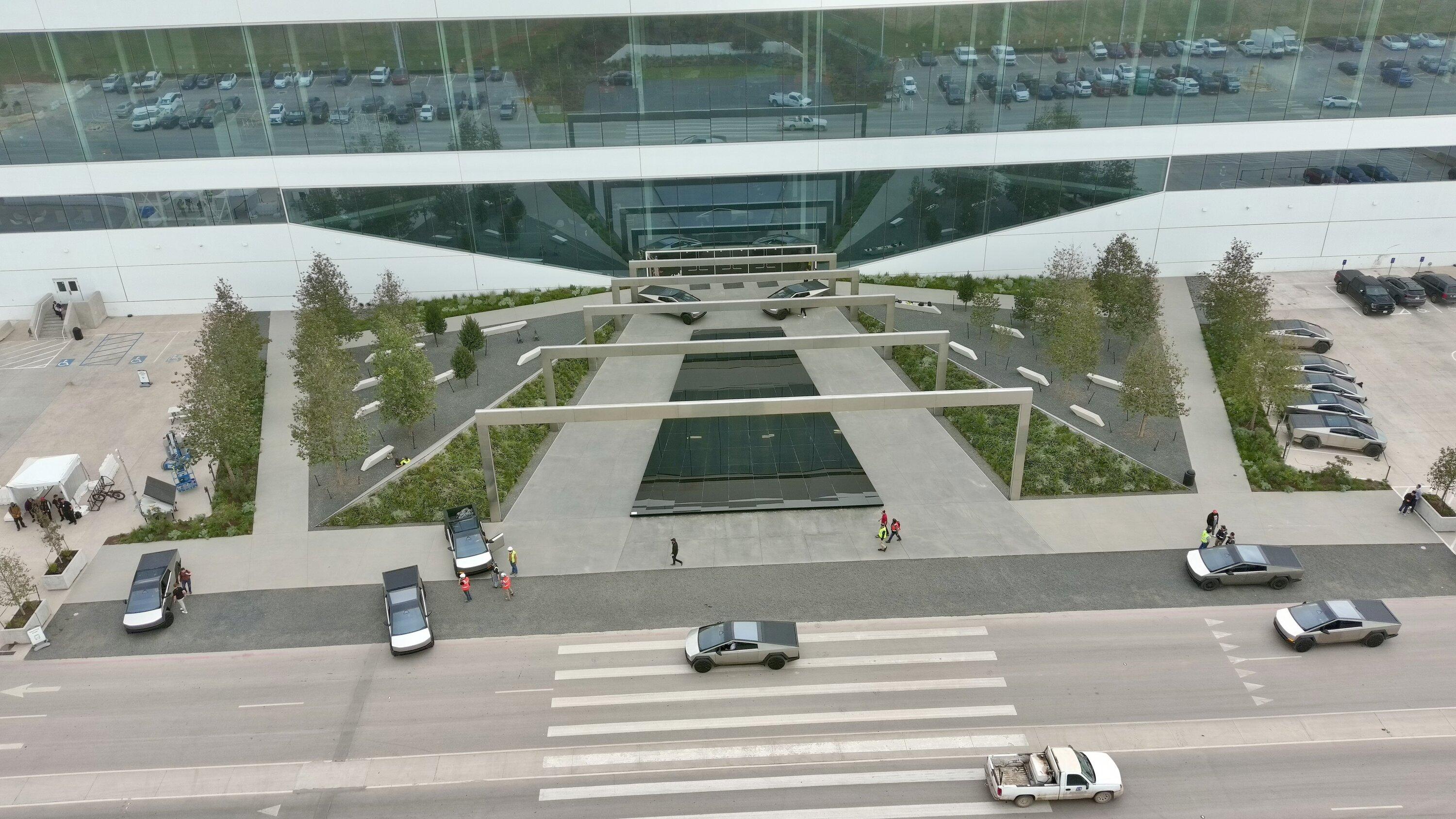Tesla Cybertruck Look at all these Cybertrucks lined up at Giga Texas ahead of delivery event!! 🤩 GAIiHcdWAAAHSrM