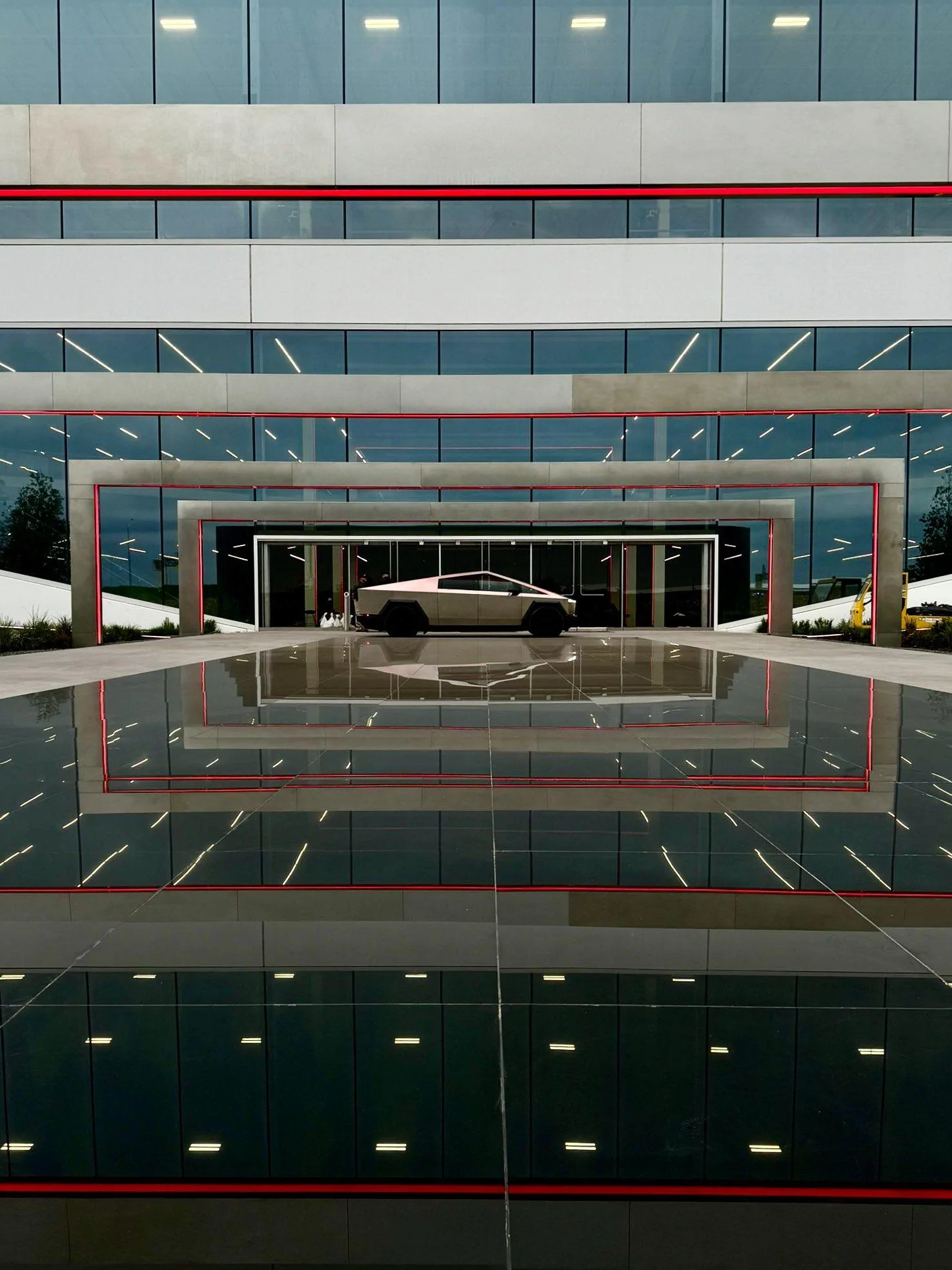 Tesla Cybertruck Look at all these Cybertrucks lined up at Giga Texas ahead of delivery event!! 🤩 GAI7KWwWkAAbaiz