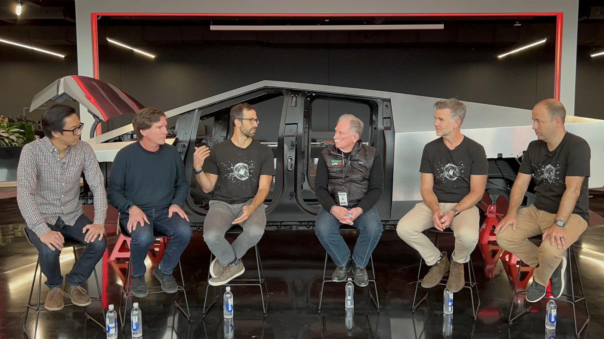 Tesla Cybertruck Munro Live w/ Cybertruck Exoskeleton Photo : We’re not truckin’ around here 👀 GAJOzIgXEAAWD33 (1)