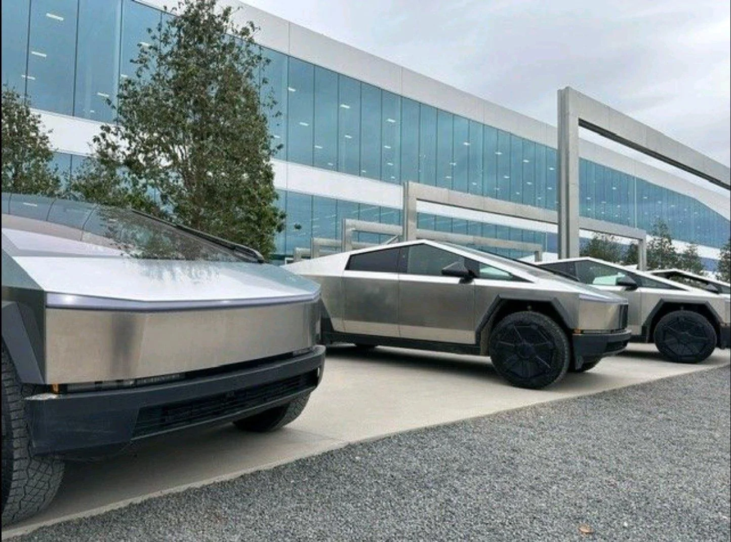 Tesla Cybertruck Look at all these Cybertrucks lined up at Giga Texas ahead of delivery event!! 🤩 GAMQ4QlXsAAr0kT