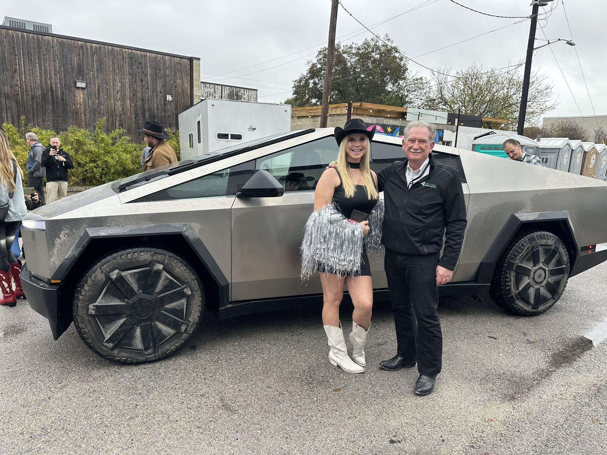 Tesla Cybertruck Cybertruck Delivery Event LIVE STREAM Link & Viewing Party! 🥳 -- Post photos, reactions & comments 💬 GAM2_k8W8AABsyB