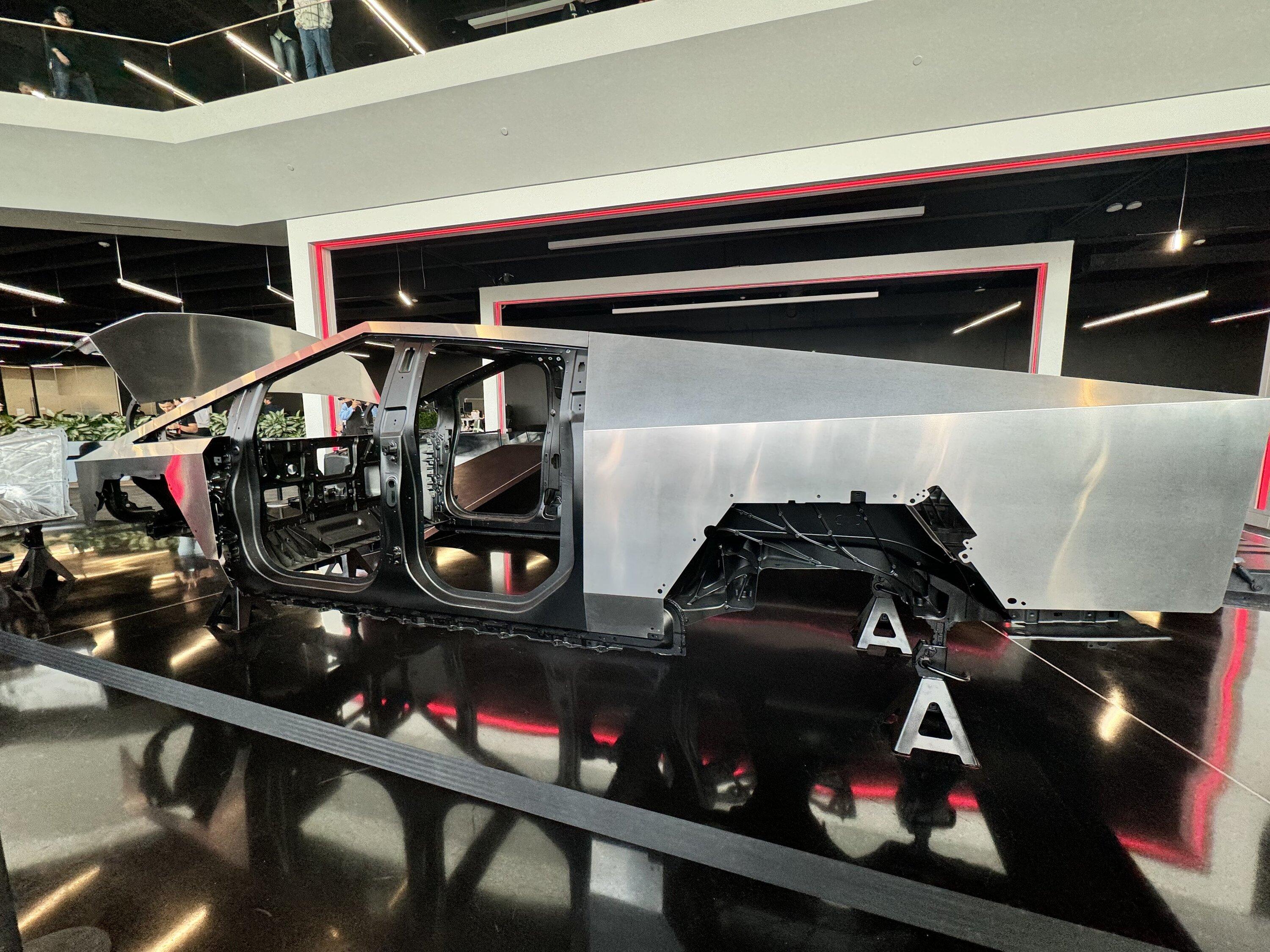 Tesla Cybertruck Cybertruck Delivery Event LIVE STREAM Link & Viewing Party! 🥳 -- Post photos, reactions & comments 💬 GANCfqCWYAECxWT