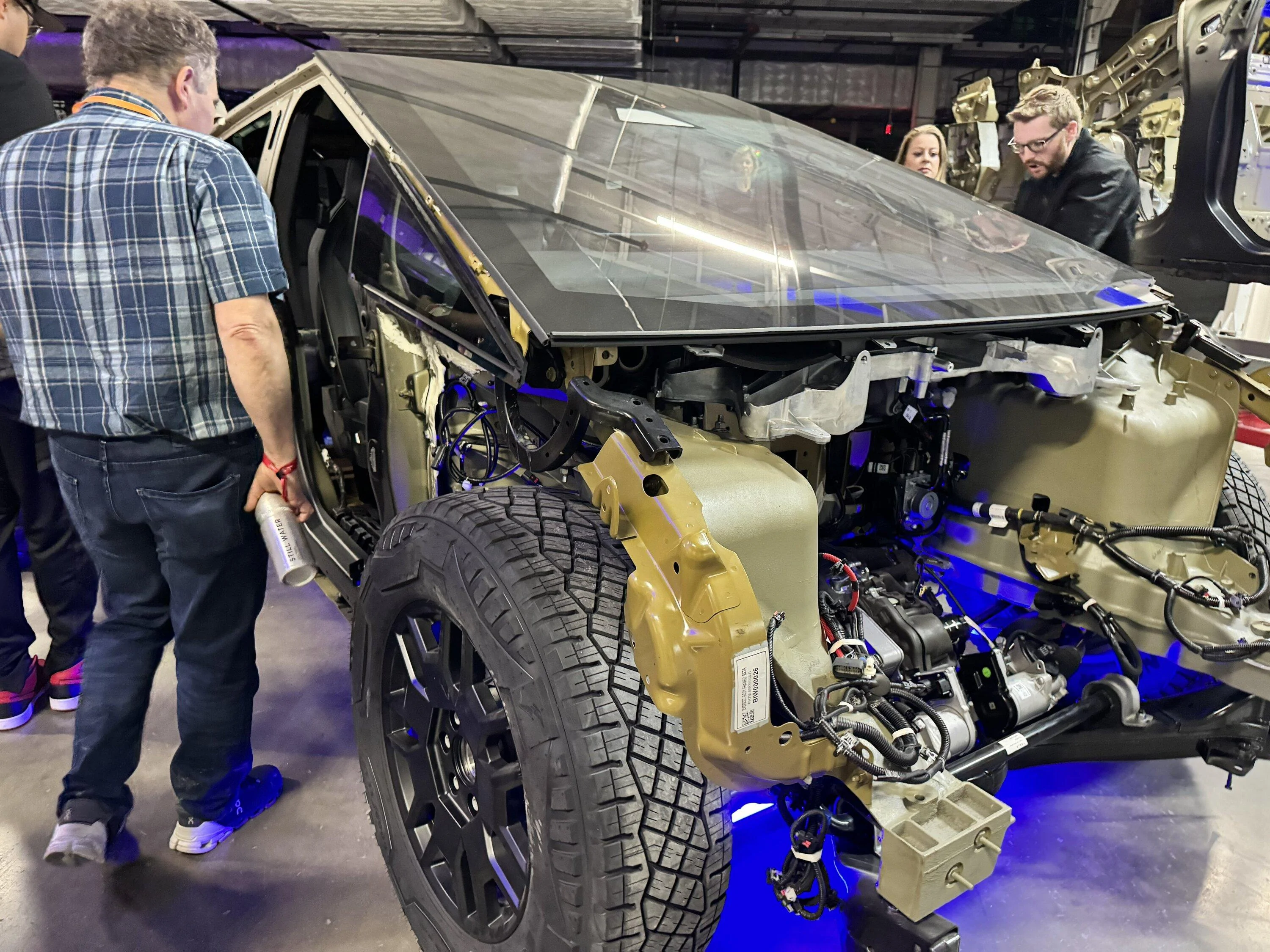 Tesla Cybertruck Cybertruck Delivery Event LIVE STREAM Link & Viewing Party! 🥳 -- Post photos, reactions & comments 💬 GANIBrMWUAEdFfW