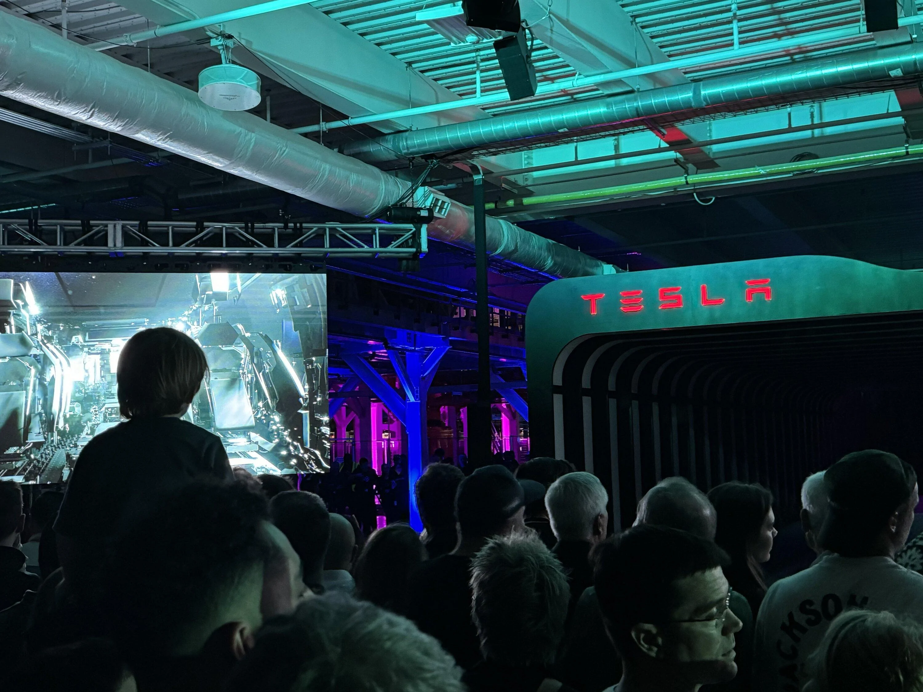 Tesla Cybertruck Cybertruck Delivery Event LIVE STREAM Link & Viewing Party! 🥳 -- Post photos, reactions & comments 💬 GANVOEkXYAAInTq