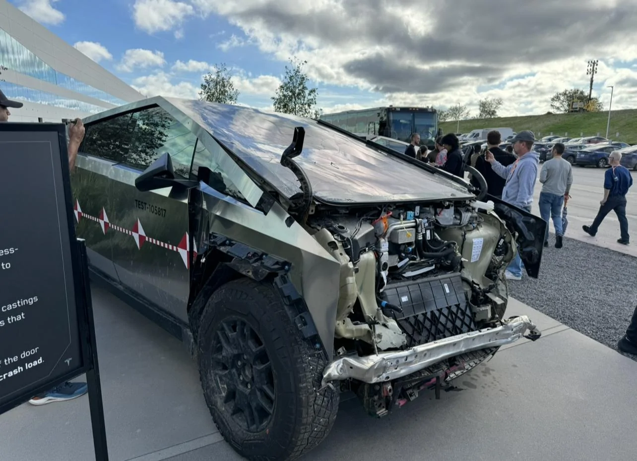 Tesla Cybertruck Cybertruck Delivery Event LIVE STREAM Link & Viewing Party! 🥳 -- Post photos, reactions & comments 💬 E6A2B3F9-8AA0-4434-803C-9EA088810067