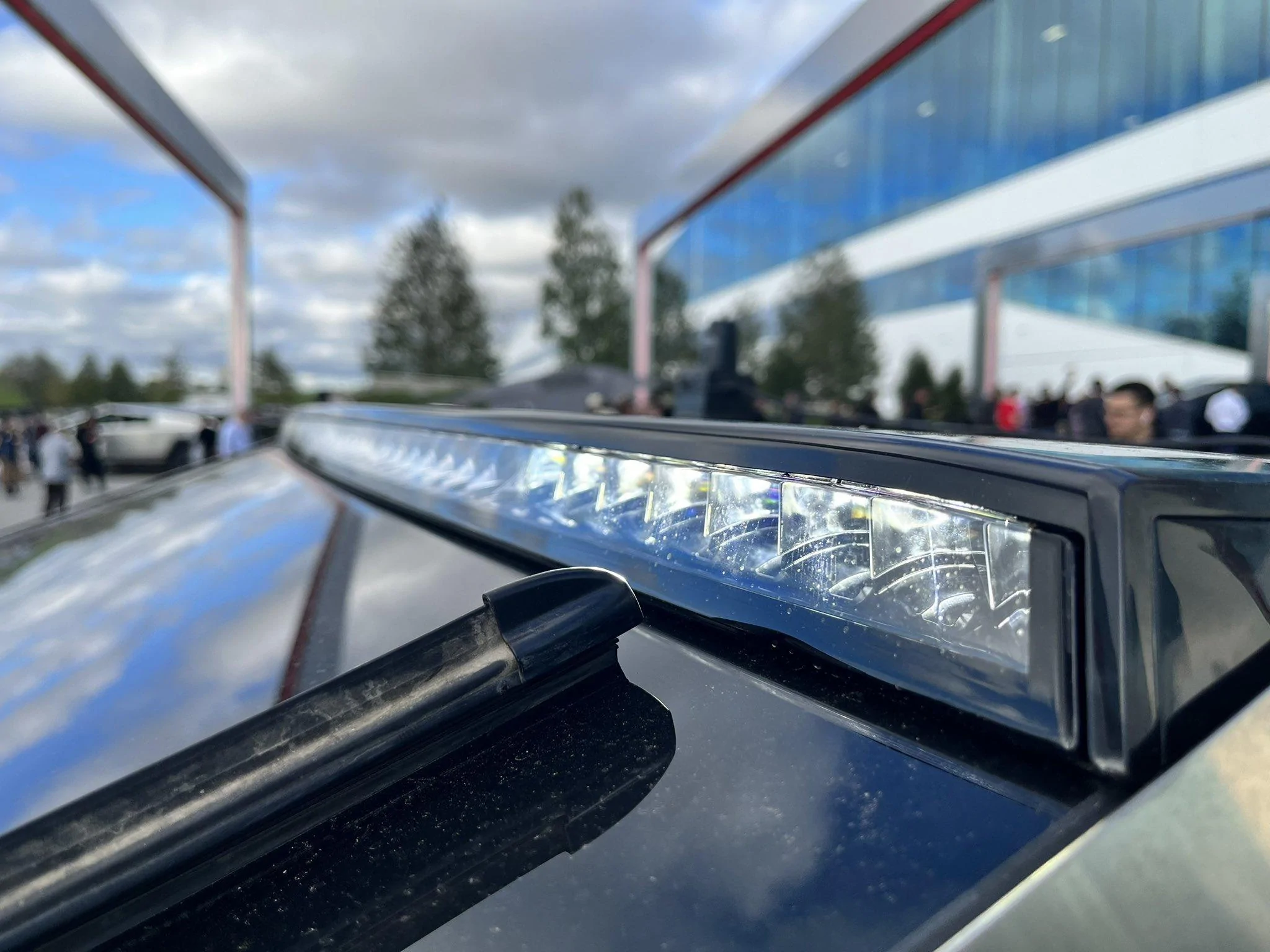 Tesla Cybertruck Optional Lightbar Accessory - first closeup looks GANkAt1XcAAg6Lh