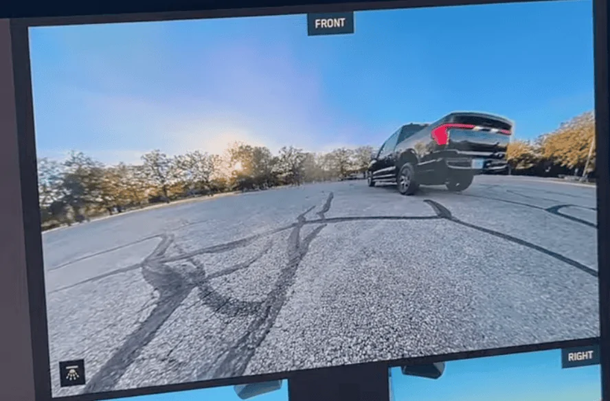 Tesla Cybertruck Front camera washer in action 💦 (from exterior and on display screen) cybertruck front camera washer