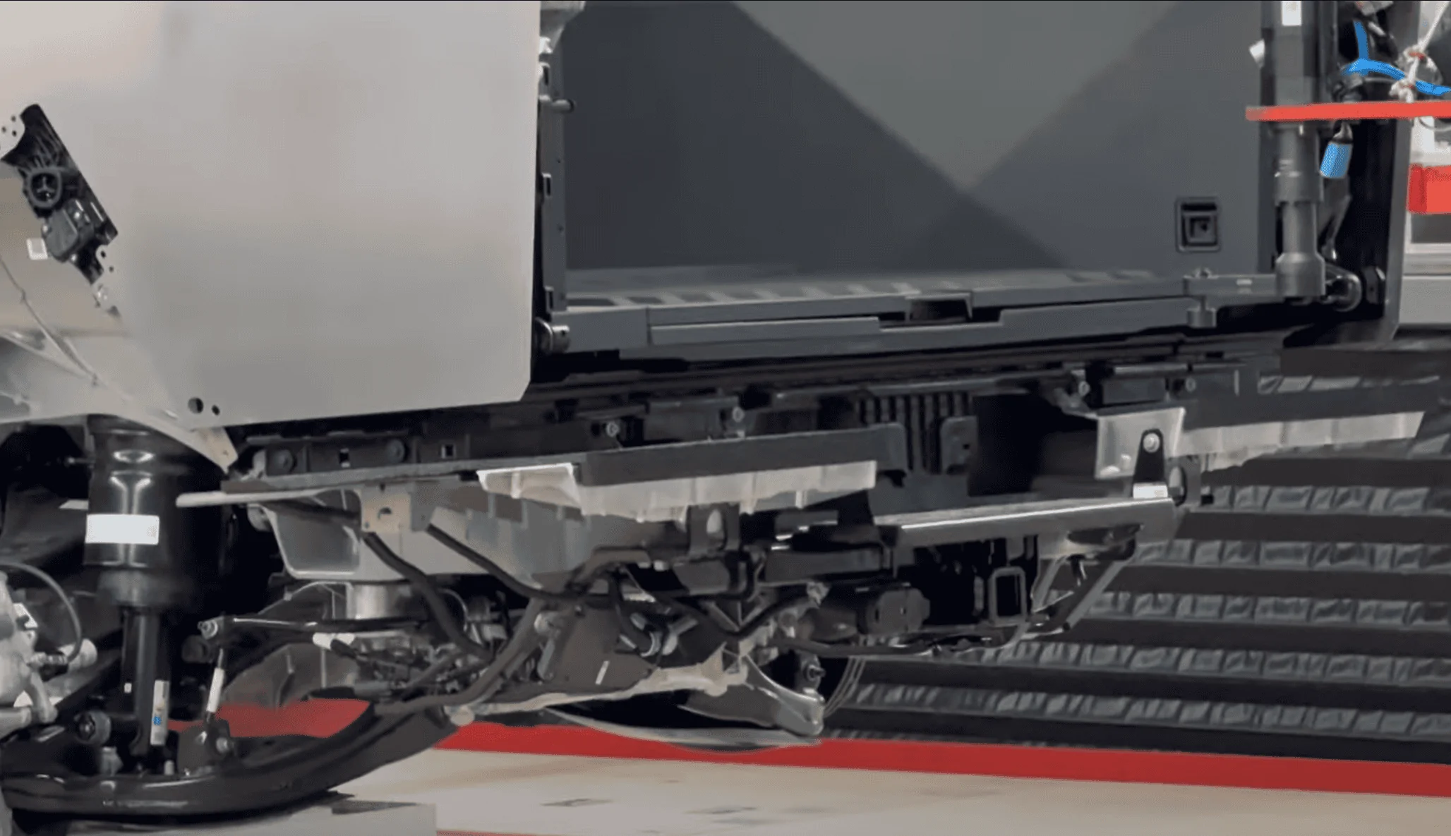 Tesla Cybertruck OutOfSpec Video->What is in the rear flob of CT? 1701454865820