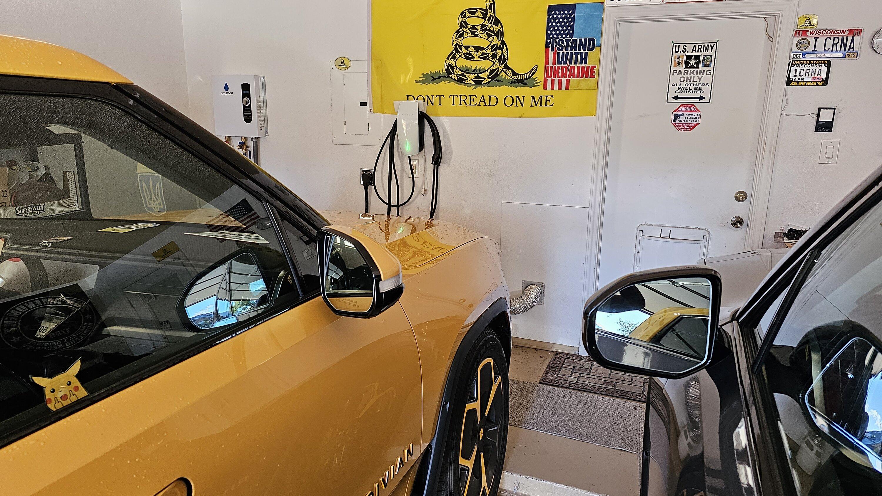 Tesla Cybertruck Powershare compatible wall charger - Tesla Universal Wall Connector in online shop 20231202_081539