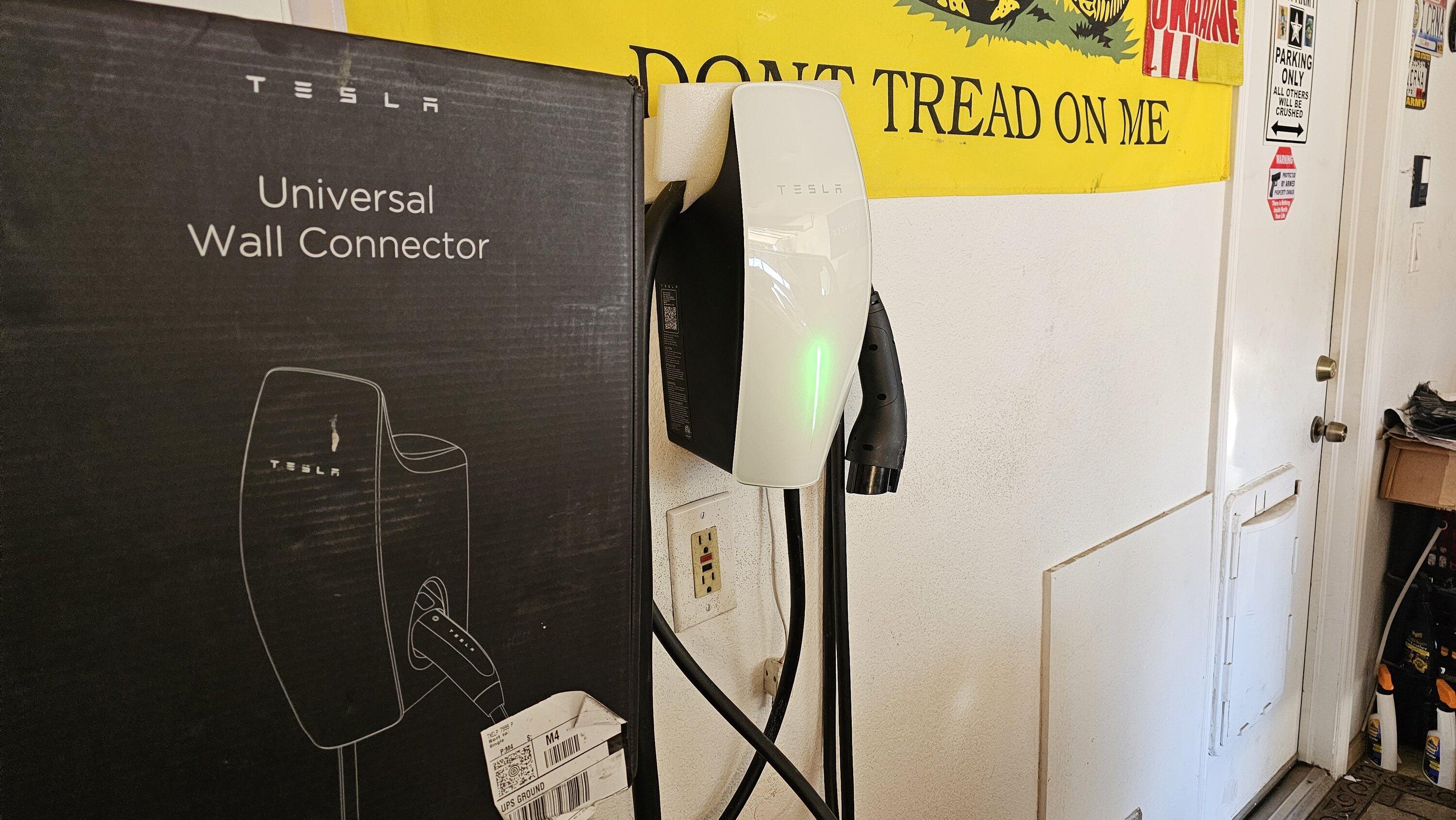 Tesla Cybertruck Powershare compatible wall charger - Tesla Universal Wall Connector in online shop 20231202_081912