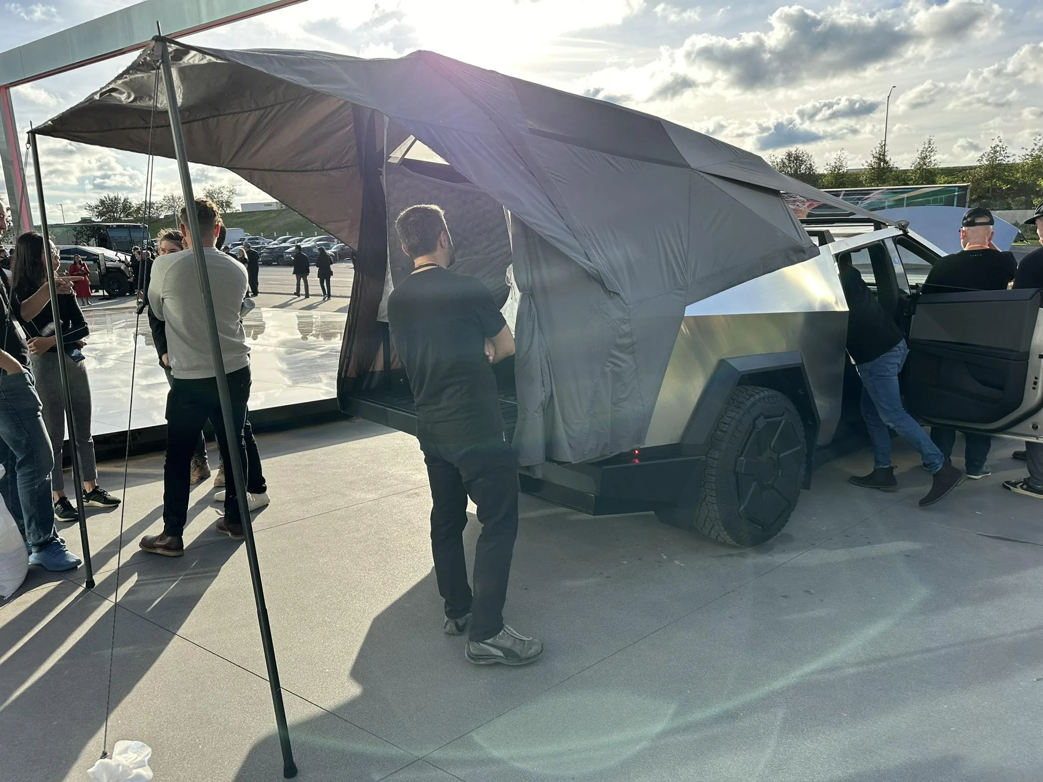 Tesla Cybertruck Cybertent (BaseCamp Tent) info/specs/pics from Cybertruck Accessories Engineer ⛺️ E34B544A-4485-4A3C-8372-5195743C5BFB_1_102_o
