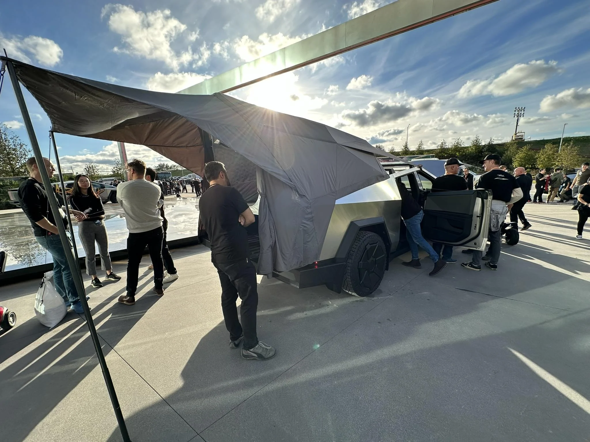 Tesla Cybertruck Cybertent (BaseCamp Tent) info/specs/pics from Cybertruck Accessories Engineer ⛺️ D009D322-EC50-4617-8F56-ED8240258A69_1_102_o