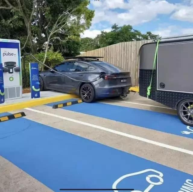 Tesla Cybertruck No space for trailers at superchargers - img_2572-