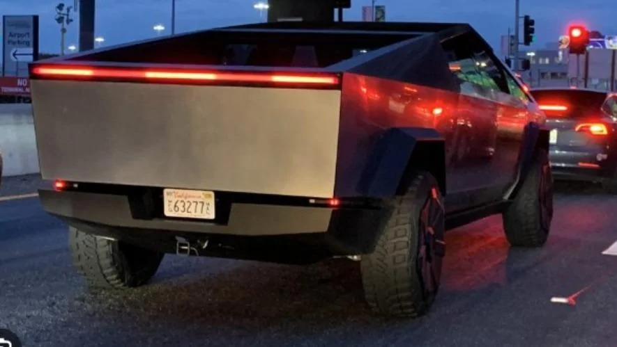 Tesla Cybertruck Anyone seen the tow hitch or lack thereof? PzbYDst