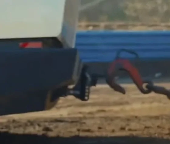 Tesla Cybertruck Anyone seen the tow hitch or lack thereof? iNW6bYq