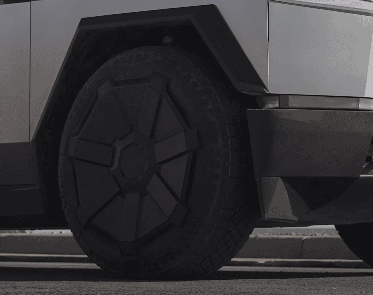 Tesla Cybertruck Cybertruck vs Lamborghini Urus: DRAG RACE 1701888847975