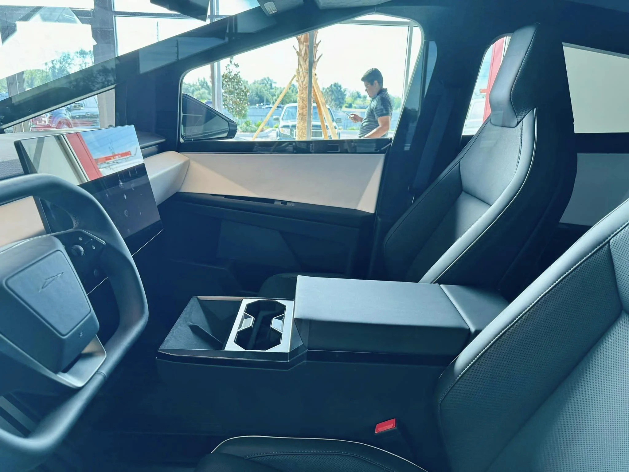 Tesla Cybertruck A Cybertruck appears at just-opened Clermont Florida Tesla Store / Service Center! 408701287_10230402820830345_6454182493124491355_n
